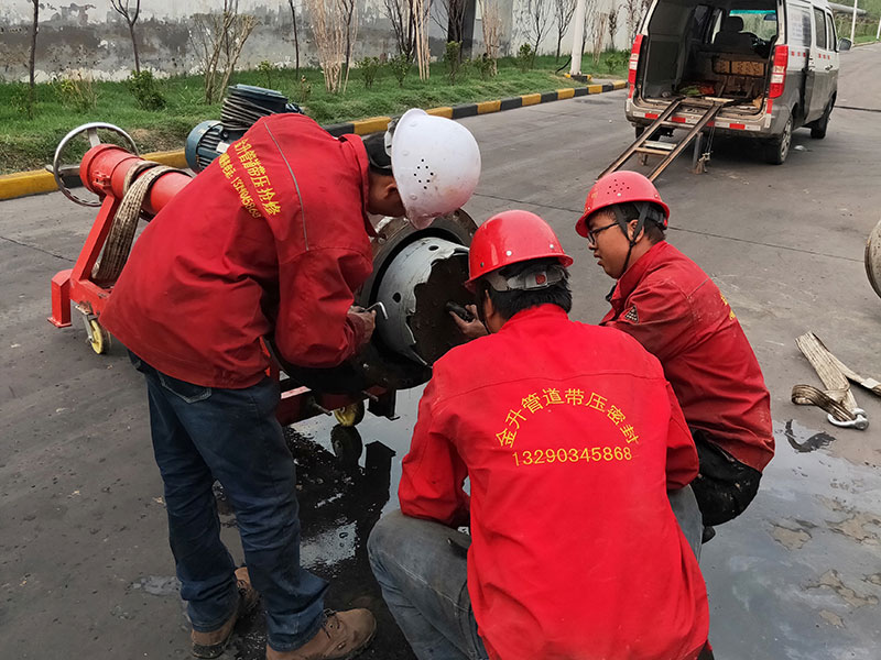 DN500循環(huán)水管道帶壓開孔順利完成！2.jpg